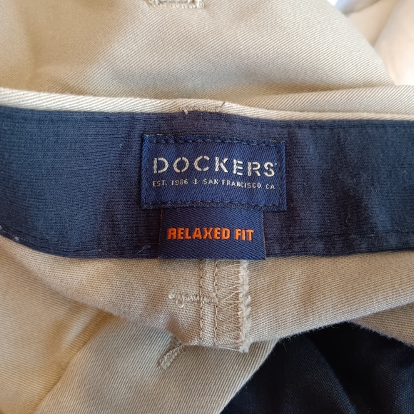 Dockers Relaxed Fit Stretch Wrinkle-Free Flat Front Khaki Pants Size 44 x 30 - Picture 3 of 9